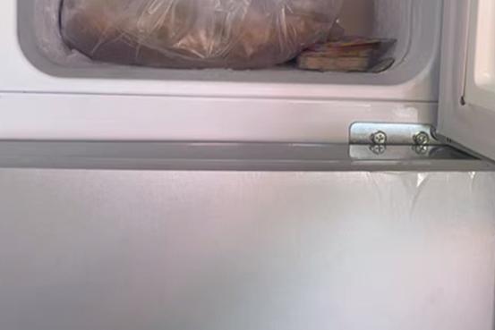 冰箱插上电源外面很烫怎么办