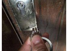 钥匙断在锁芯里了怎么拿出来？打不开门怎么解决？